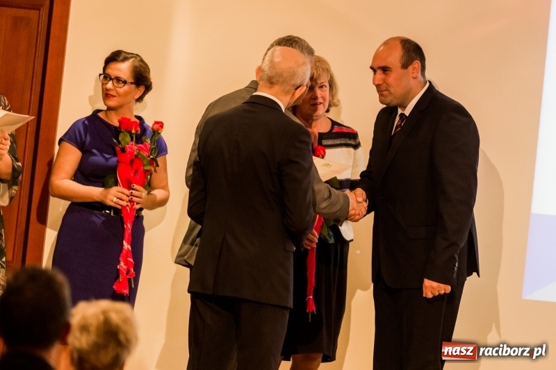 Zdjęcie w galerii na portalu naszraciborz.pl: Powiatowe święto edukacji narodowej na zamku. Awanse, nagrody i wyróżnienia  wiadomości z regionu