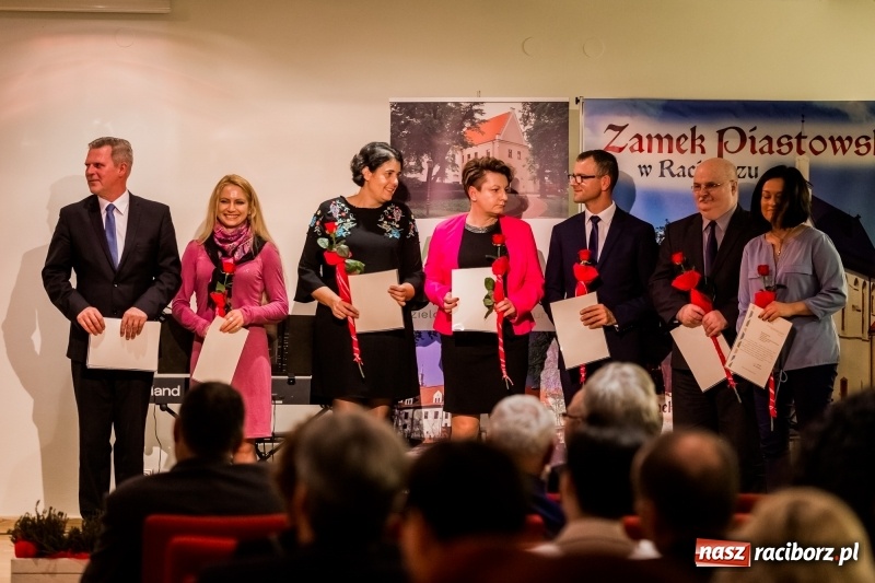 Zdjęcie w galerii na portalu naszraciborz.pl: Powiatowe święto edukacji narodowej na zamku. Awanse, nagrody i wyróżnienia  wiadomości z regionu