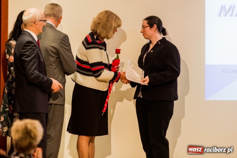 Zdjęcie w galerii na portalu naszraciborz.pl: Powiatowe święto edukacji narodowej na zamku. Awanse, nagrody i wyróżnienia  wiadomości z regionu