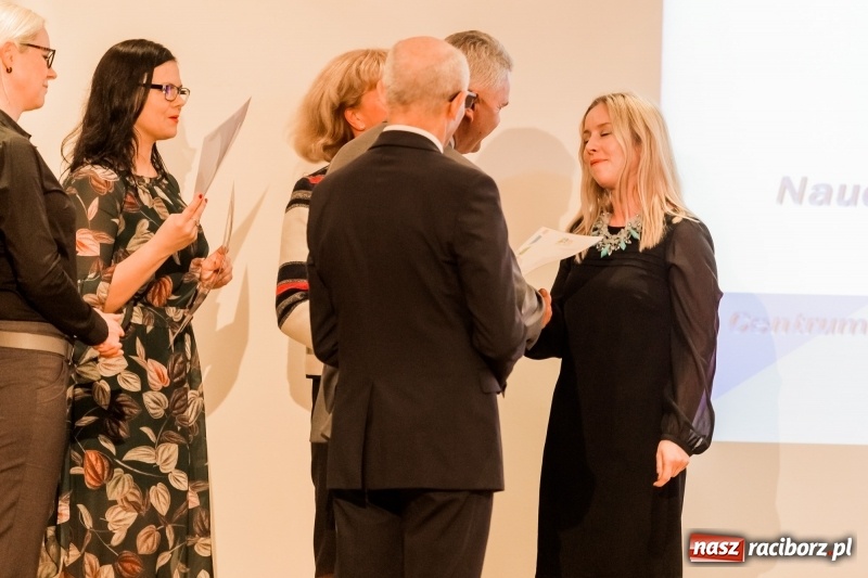 Zdjęcie w galerii na portalu naszraciborz.pl: Powiatowe święto edukacji narodowej na zamku. Awanse, nagrody i wyróżnienia  wiadomości z regionu