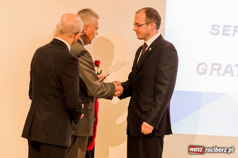 Zdjęcie w galerii na portalu naszraciborz.pl: Powiatowe święto edukacji narodowej na zamku. Awanse, nagrody i wyróżnienia  wiadomości z regionu