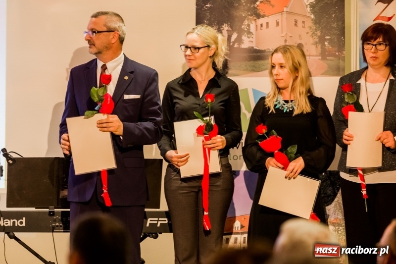 Zdjęcie w galerii na portalu naszraciborz.pl: Powiatowe święto edukacji narodowej na zamku. Awanse, nagrody i wyróżnienia  wiadomości z regionu