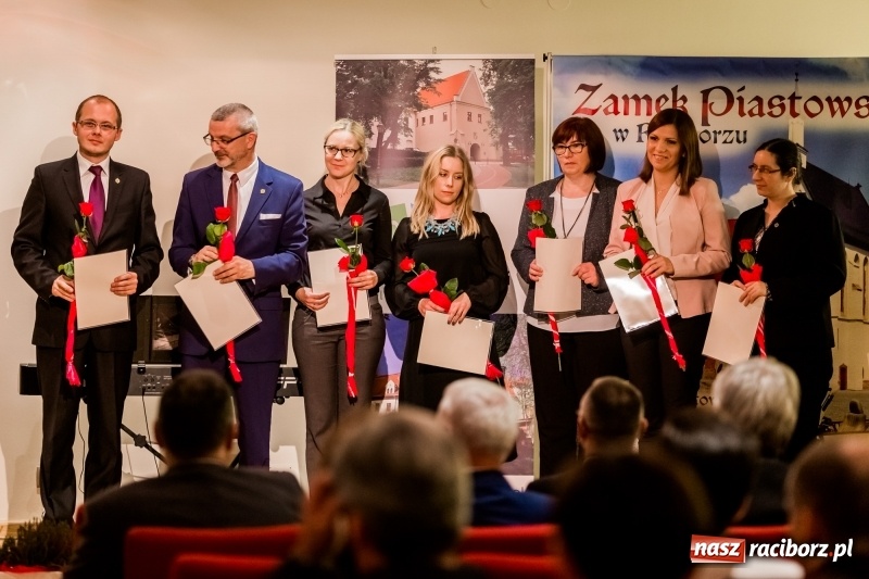 Zdjęcie w galerii na portalu naszraciborz.pl: Powiatowe święto edukacji narodowej na zamku. Awanse, nagrody i wyróżnienia  wiadomości z regionu