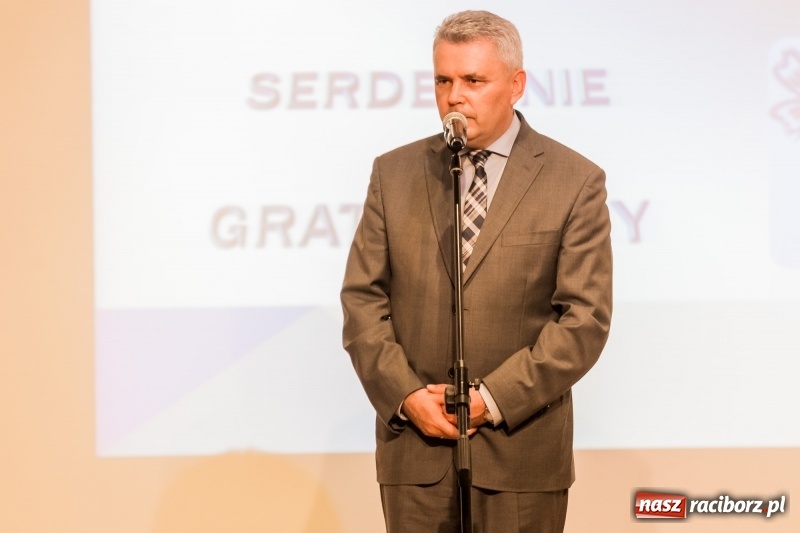 Zdjęcie w galerii na portalu naszraciborz.pl: Powiatowe święto edukacji narodowej na zamku. Awanse, nagrody i wyróżnienia  wiadomości z regionu