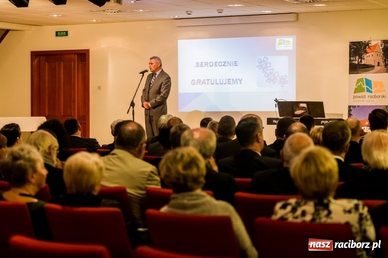 Zdjęcie w galerii na portalu naszraciborz.pl: Powiatowe święto edukacji narodowej na zamku. Awanse, nagrody i wyróżnienia  wiadomości z regionu