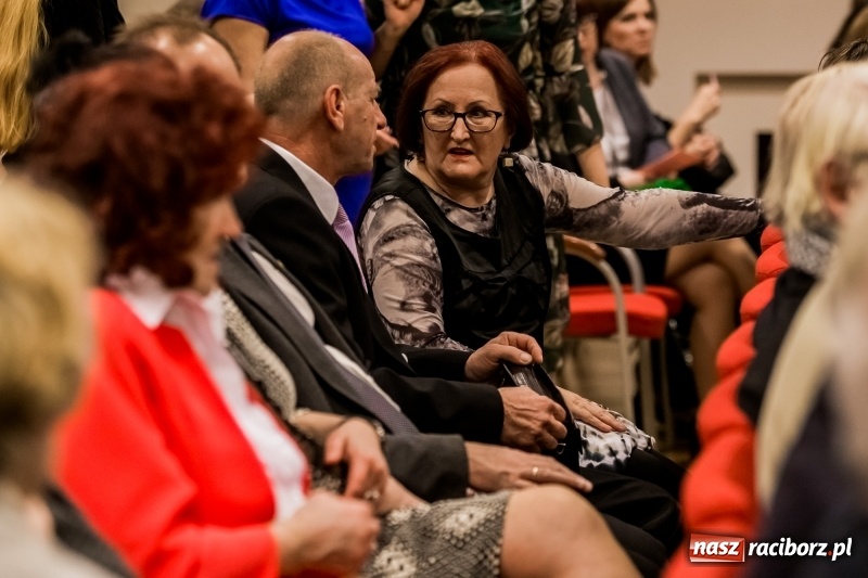 Zdjęcie w galerii na portalu naszraciborz.pl: Powiatowe święto edukacji narodowej na zamku. Awanse, nagrody i wyróżnienia  wiadomości z regionu