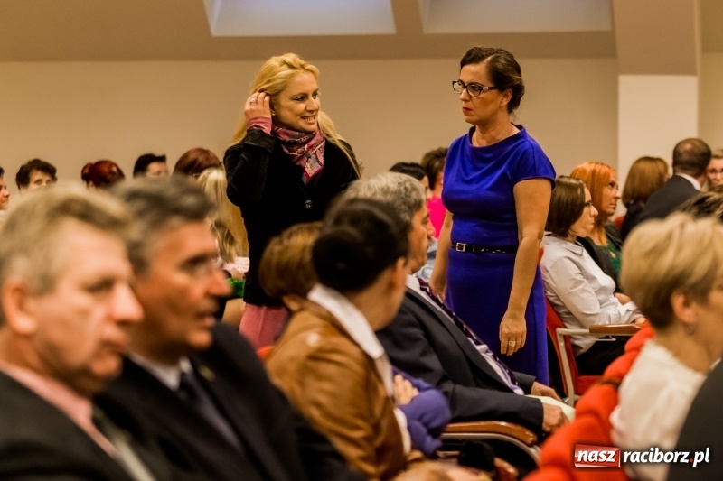 Zdjęcie w galerii na portalu naszraciborz.pl: Powiatowe święto edukacji narodowej na zamku. Awanse, nagrody i wyróżnienia  wiadomości z regionu