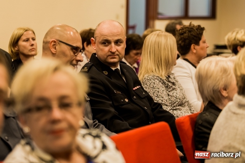 Zdjęcie w galerii na portalu naszraciborz.pl: Powiatowe święto edukacji narodowej na zamku. Awanse, nagrody i wyróżnienia  wiadomości z regionu