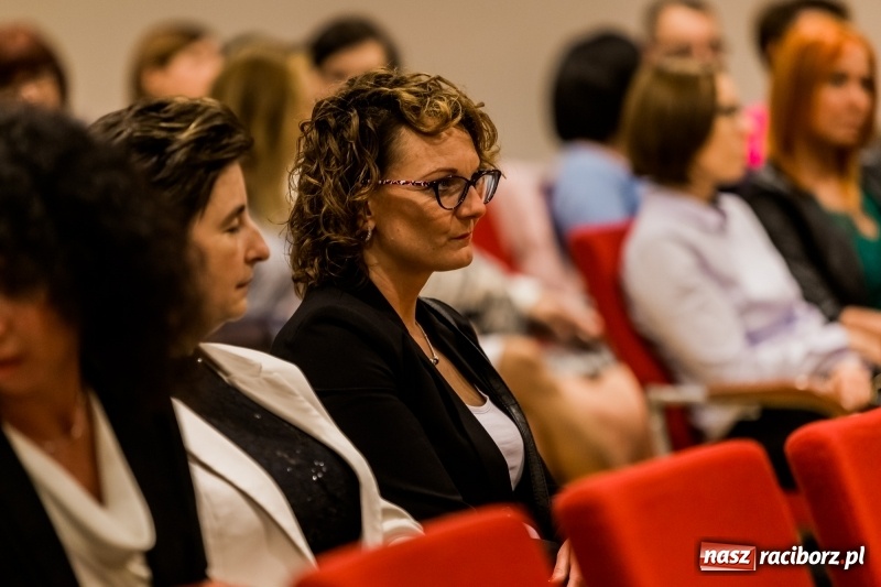 Zdjęcie w galerii na portalu naszraciborz.pl: Powiatowe święto edukacji narodowej na zamku. Awanse, nagrody i wyróżnienia  wiadomości z regionu