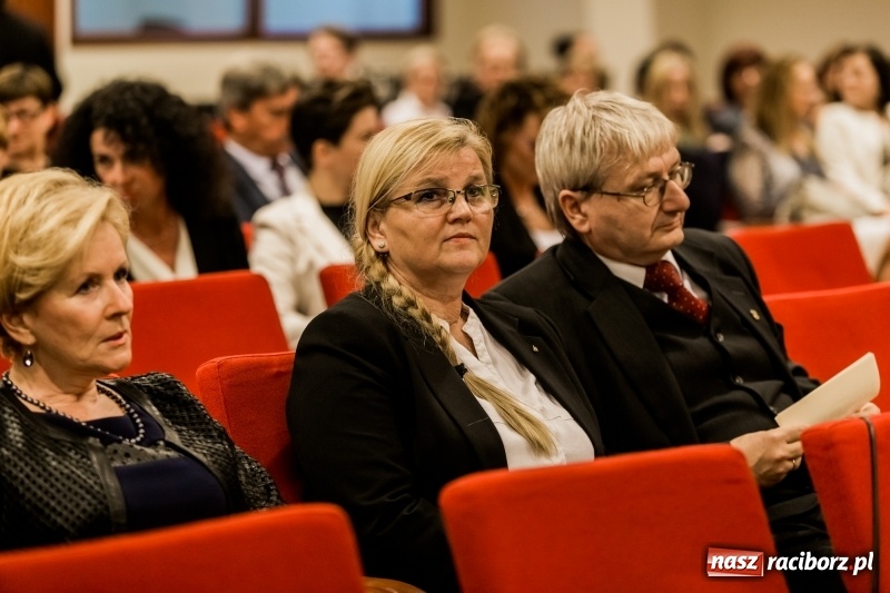Zdjęcie w galerii na portalu naszraciborz.pl: Powiatowe święto edukacji narodowej na zamku. Awanse, nagrody i wyróżnienia  wiadomości z regionu