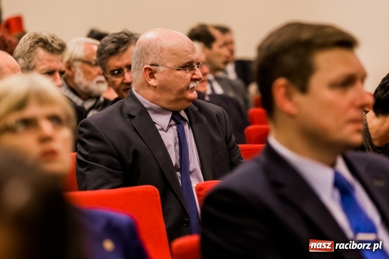 Zdjęcie w galerii na portalu naszraciborz.pl: Powiatowe święto edukacji narodowej na zamku. Awanse, nagrody i wyróżnienia  wiadomości z regionu