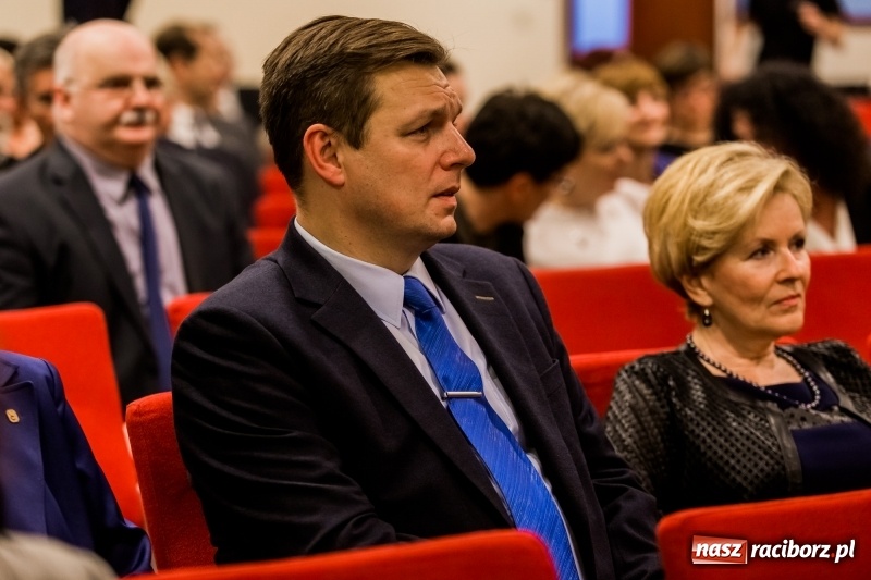 Zdjęcie w galerii na portalu naszraciborz.pl: Powiatowe święto edukacji narodowej na zamku. Awanse, nagrody i wyróżnienia  wiadomości z regionu