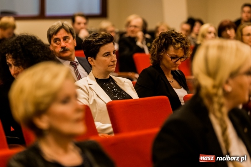 Zdjęcie w galerii na portalu naszraciborz.pl: Powiatowe święto edukacji narodowej na zamku. Awanse, nagrody i wyróżnienia  wiadomości z regionu