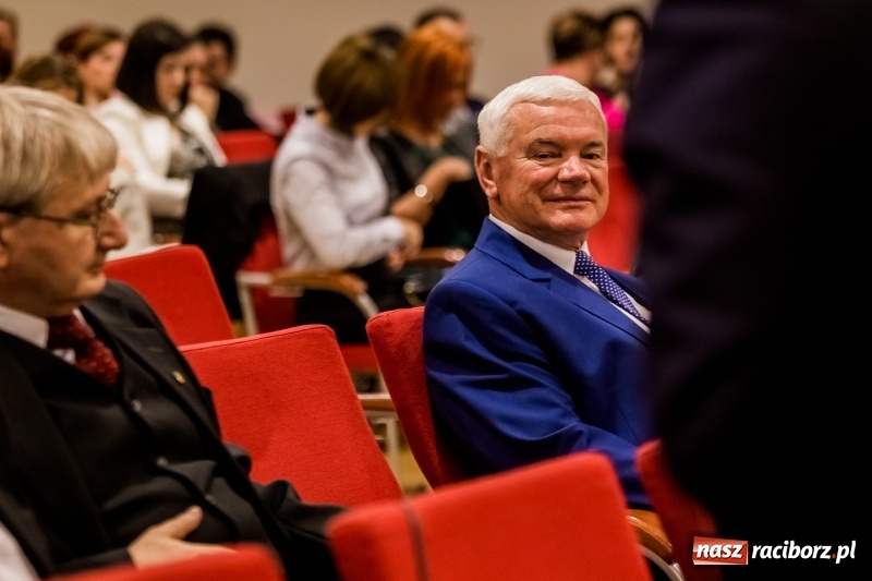 Zdjęcie w galerii na portalu naszraciborz.pl: Powiatowe święto edukacji narodowej na zamku. Awanse, nagrody i wyróżnienia  wiadomości z regionu