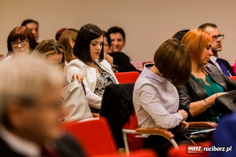 Zdjęcie w galerii na portalu naszraciborz.pl: Powiatowe święto edukacji narodowej na zamku. Awanse, nagrody i wyróżnienia  wiadomości z regionu