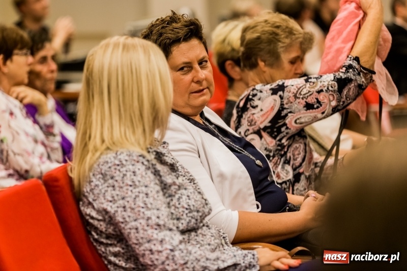 Zdjęcie w galerii na portalu naszraciborz.pl: Powiatowe święto edukacji narodowej na zamku. Awanse, nagrody i wyróżnienia  wiadomości z regionu