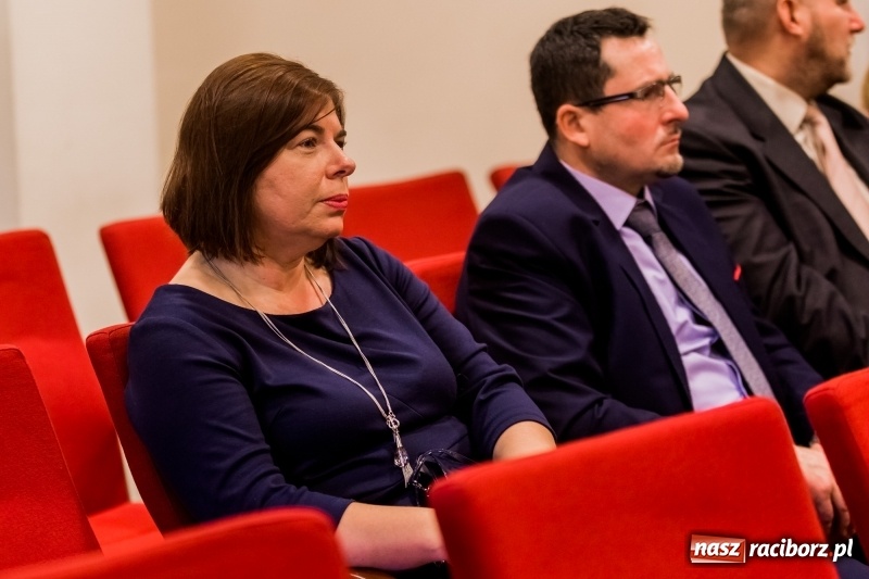 Zdjęcie w galerii na portalu naszraciborz.pl: Powiatowe święto edukacji narodowej na zamku. Awanse, nagrody i wyróżnienia  wiadomości z regionu