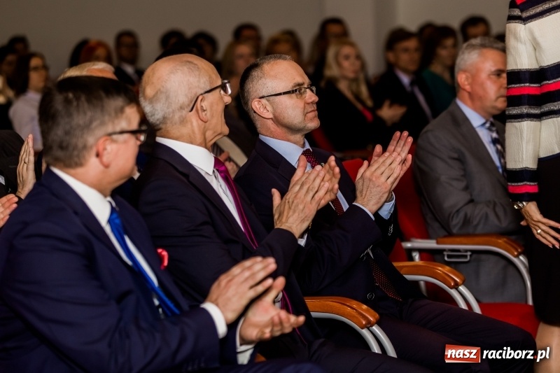 Zdjęcie w galerii na portalu naszraciborz.pl: Powiatowe święto edukacji narodowej na zamku. Awanse, nagrody i wyróżnienia  wiadomości z regionu