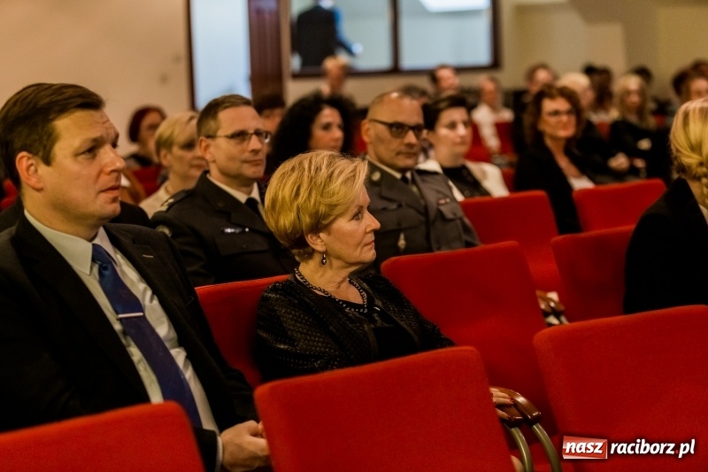 Zdjęcie w galerii na portalu naszraciborz.pl: Powiatowe święto edukacji narodowej na zamku. Awanse, nagrody i wyróżnienia  wiadomości z regionu