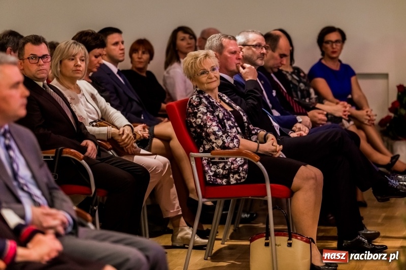 Zdjęcie w galerii na portalu naszraciborz.pl: Powiatowe święto edukacji narodowej na zamku. Awanse, nagrody i wyróżnienia  wiadomości z regionu