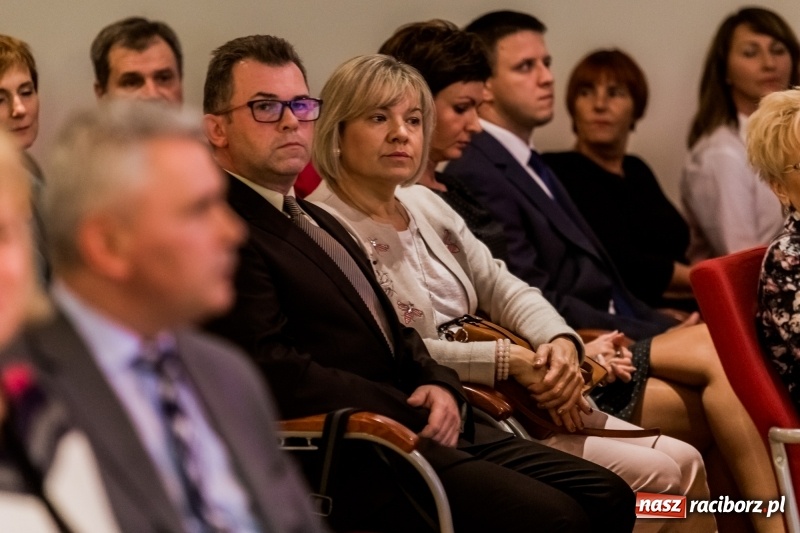 Zdjęcie w galerii na portalu naszraciborz.pl: Powiatowe święto edukacji narodowej na zamku. Awanse, nagrody i wyróżnienia  wiadomości z regionu