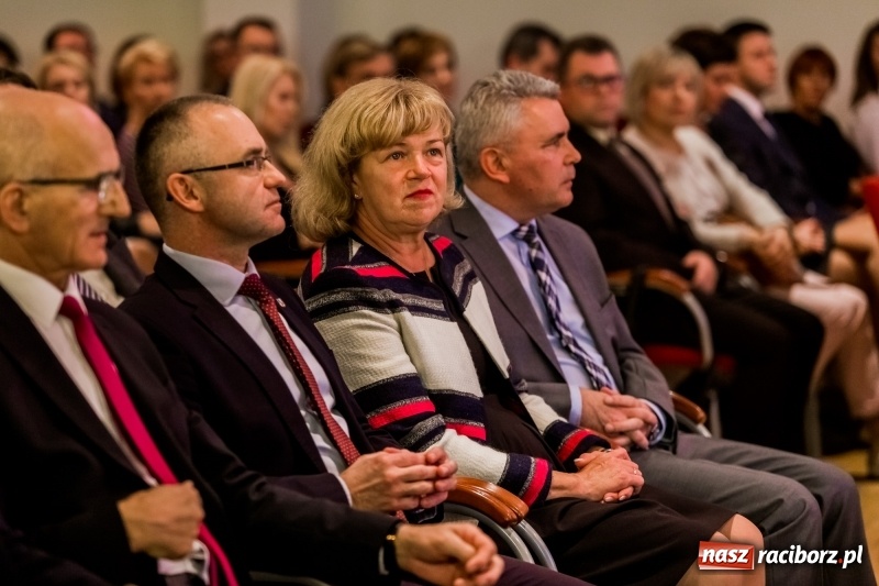 Zdjęcie w galerii na portalu naszraciborz.pl: Powiatowe święto edukacji narodowej na zamku. Awanse, nagrody i wyróżnienia  wiadomości z regionu