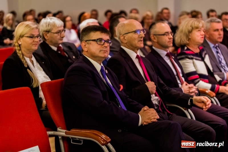 Zdjęcie w galerii na portalu naszraciborz.pl: Powiatowe święto edukacji narodowej na zamku. Awanse, nagrody i wyróżnienia  wiadomości z regionu