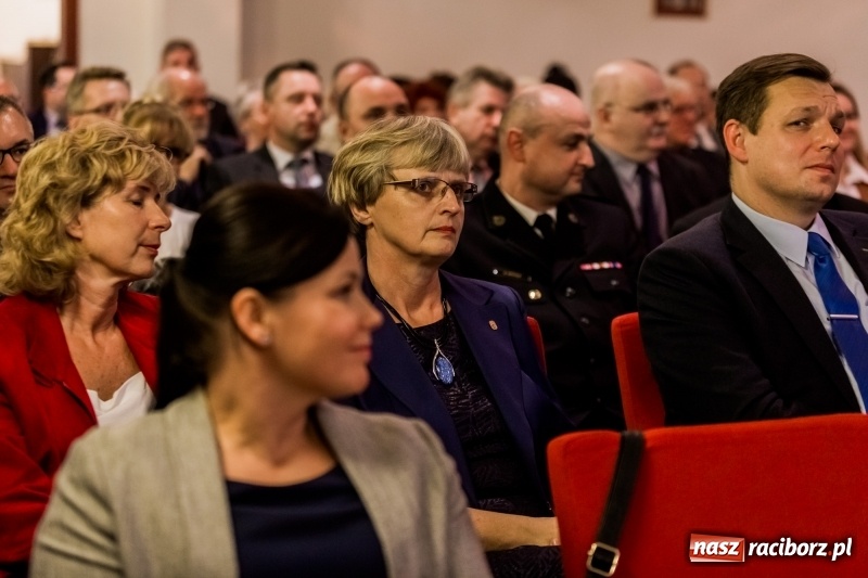 Zdjęcie w galerii na portalu naszraciborz.pl: Powiatowe święto edukacji narodowej na zamku. Awanse, nagrody i wyróżnienia  wiadomości z regionu