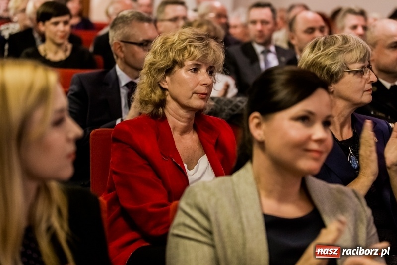 Zdjęcie w galerii na portalu naszraciborz.pl: Powiatowe święto edukacji narodowej na zamku. Awanse, nagrody i wyróżnienia  wiadomości z regionu