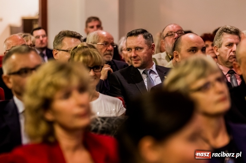 Zdjęcie w galerii na portalu naszraciborz.pl: Powiatowe święto edukacji narodowej na zamku. Awanse, nagrody i wyróżnienia  wiadomości z regionu