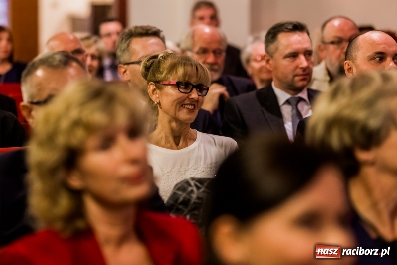 Zdjęcie w galerii na portalu naszraciborz.pl: Powiatowe święto edukacji narodowej na zamku. Awanse, nagrody i wyróżnienia  wiadomości z regionu