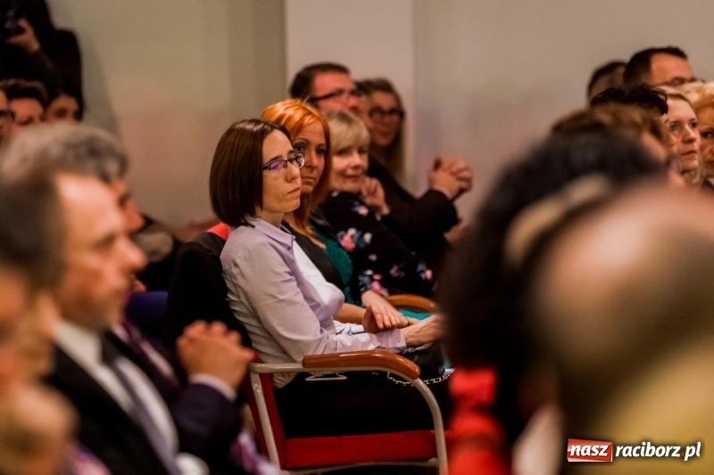 Zdjęcie w galerii na portalu naszraciborz.pl: Powiatowe święto edukacji narodowej na zamku. Awanse, nagrody i wyróżnienia  wiadomości z regionu