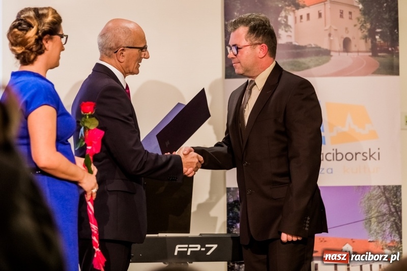 Zdjęcie w galerii na portalu naszraciborz.pl: Powiatowe święto edukacji narodowej na zamku. Awanse, nagrody i wyróżnienia  wiadomości z regionu