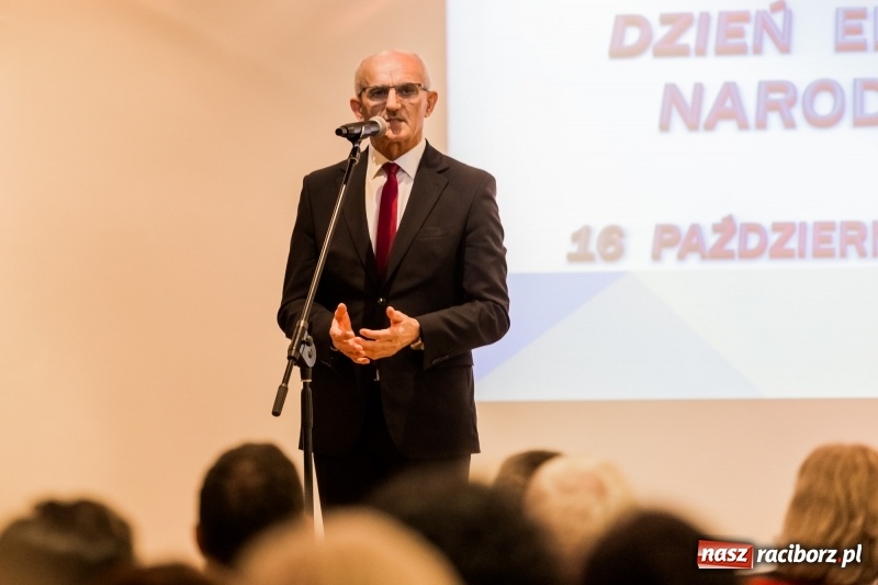 Zdjęcie w galerii na portalu naszraciborz.pl: Powiatowe święto edukacji narodowej na zamku. Awanse, nagrody i wyróżnienia  wiadomości z regionu