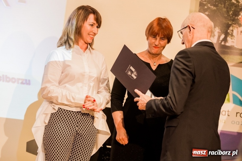 Zdjęcie w galerii na portalu naszraciborz.pl: Powiatowe święto edukacji narodowej na zamku. Awanse, nagrody i wyróżnienia  wiadomości z regionu