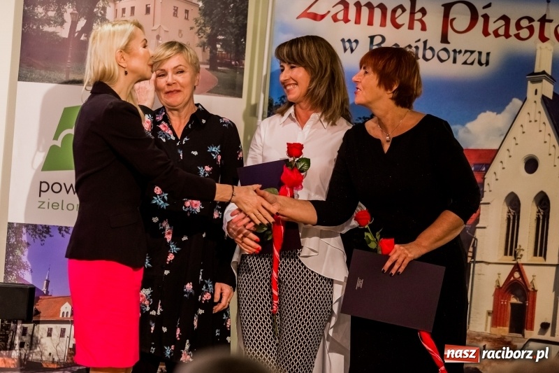 Zdjęcie w galerii na portalu naszraciborz.pl: Powiatowe święto edukacji narodowej na zamku. Awanse, nagrody i wyróżnienia  wiadomości z regionu