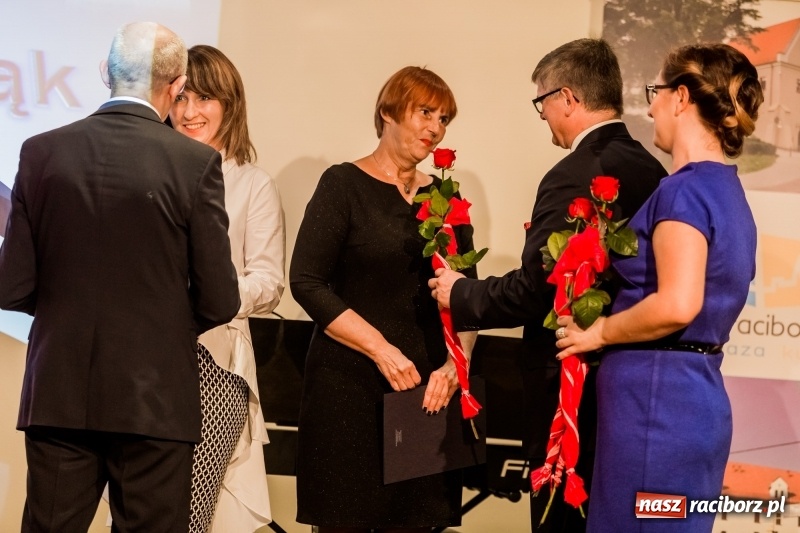 Zdjęcie w galerii na portalu naszraciborz.pl: Powiatowe święto edukacji narodowej na zamku. Awanse, nagrody i wyróżnienia  wiadomości z regionu