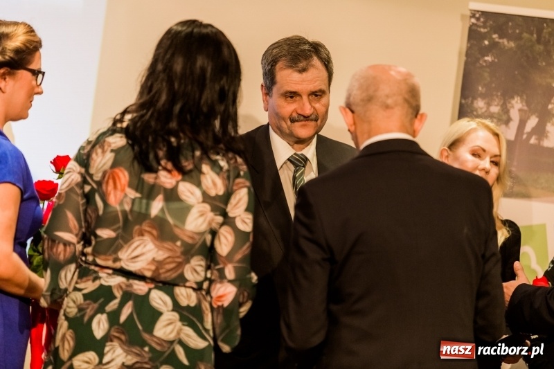 Zdjęcie w galerii na portalu naszraciborz.pl: Powiatowe święto edukacji narodowej na zamku. Awanse, nagrody i wyróżnienia  wiadomości z regionu