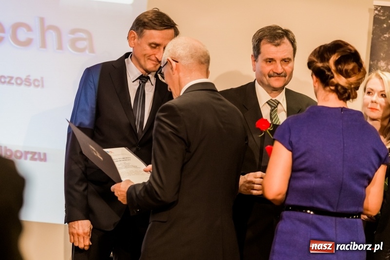 Zdjęcie w galerii na portalu naszraciborz.pl: Powiatowe święto edukacji narodowej na zamku. Awanse, nagrody i wyróżnienia  wiadomości z regionu