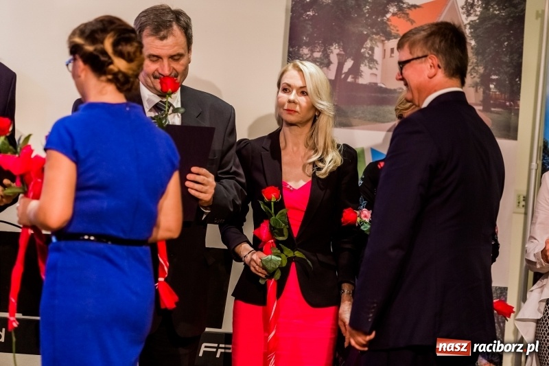 Zdjęcie w galerii na portalu naszraciborz.pl: Powiatowe święto edukacji narodowej na zamku. Awanse, nagrody i wyróżnienia  wiadomości z regionu