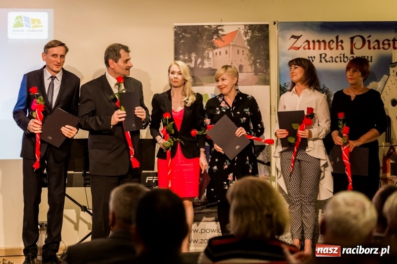 Zdjęcie w galerii na portalu naszraciborz.pl: Powiatowe święto edukacji narodowej na zamku. Awanse, nagrody i wyróżnienia  wiadomości z regionu