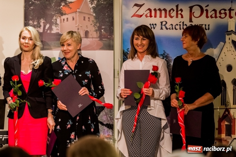 Zdjęcie w galerii na portalu naszraciborz.pl: Powiatowe święto edukacji narodowej na zamku. Awanse, nagrody i wyróżnienia  wiadomości z regionu