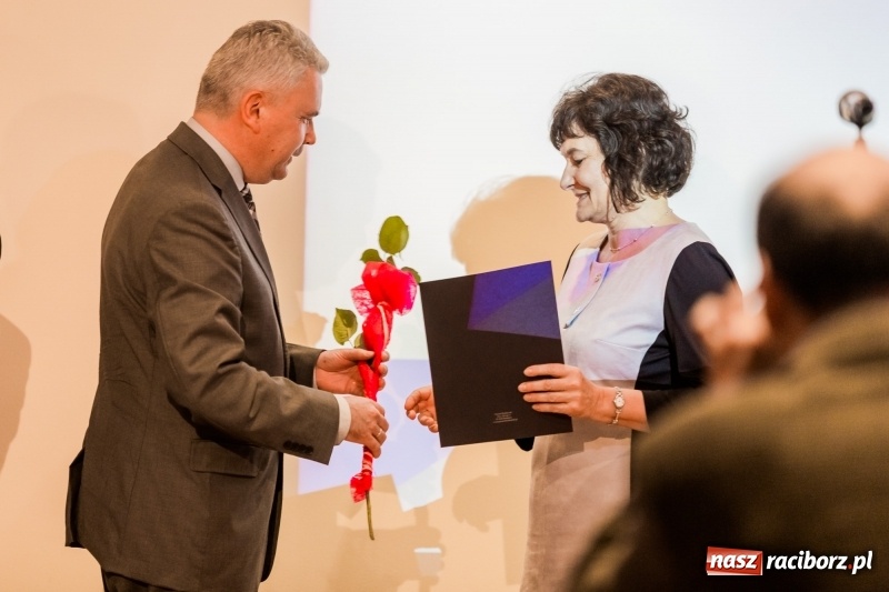 Zdjęcie w galerii na portalu naszraciborz.pl: Powiatowe święto edukacji narodowej na zamku. Awanse, nagrody i wyróżnienia  wiadomości z regionu