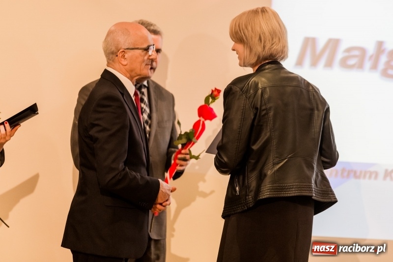 Zdjęcie w galerii na portalu naszraciborz.pl: Powiatowe święto edukacji narodowej na zamku. Awanse, nagrody i wyróżnienia  wiadomości z regionu