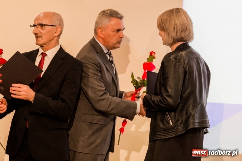 Zdjęcie w galerii na portalu naszraciborz.pl: Powiatowe święto edukacji narodowej na zamku. Awanse, nagrody i wyróżnienia  wiadomości z regionu