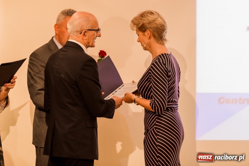 Zdjęcie w galerii na portalu naszraciborz.pl: Powiatowe święto edukacji narodowej na zamku. Awanse, nagrody i wyróżnienia  wiadomości z regionu