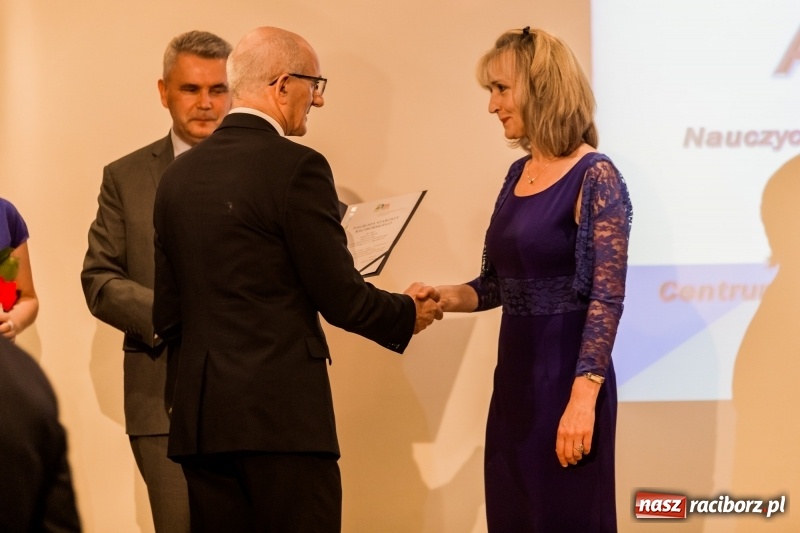 Zdjęcie w galerii na portalu naszraciborz.pl: Powiatowe święto edukacji narodowej na zamku. Awanse, nagrody i wyróżnienia  wiadomości z regionu