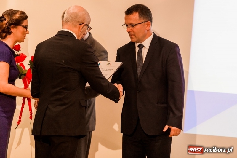 Zdjęcie w galerii na portalu naszraciborz.pl: Powiatowe święto edukacji narodowej na zamku. Awanse, nagrody i wyróżnienia  wiadomości z regionu