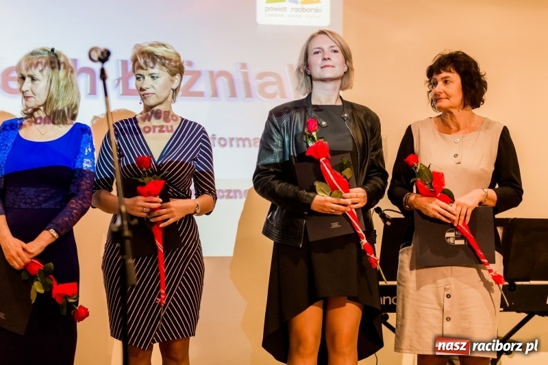 Zdjęcie w galerii na portalu naszraciborz.pl: Powiatowe święto edukacji narodowej na zamku. Awanse, nagrody i wyróżnienia  wiadomości z regionu