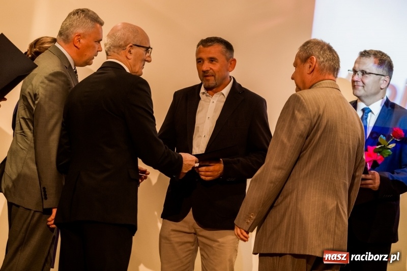 Zdjęcie w galerii na portalu naszraciborz.pl: Powiatowe święto edukacji narodowej na zamku. Awanse, nagrody i wyróżnienia  wiadomości z regionu